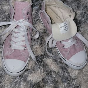 Cute pair of high top shoes size 6/7